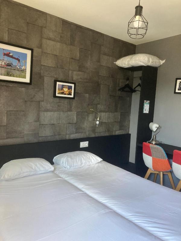 Twin Room image 3
