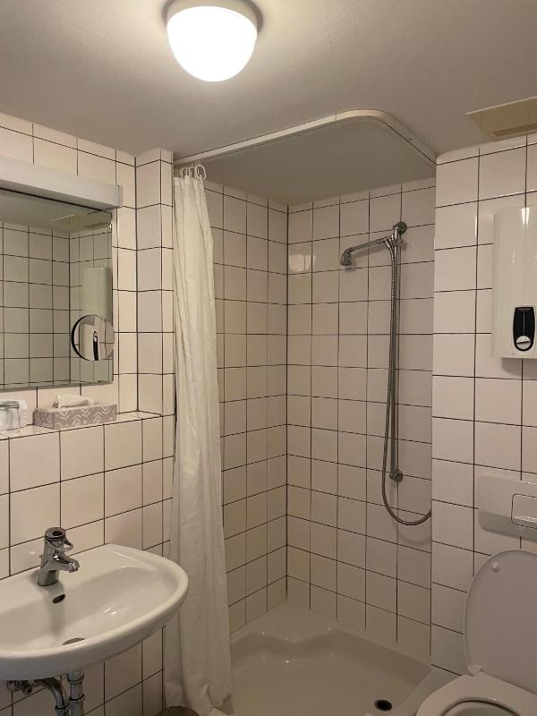 Standard Single Room image 3