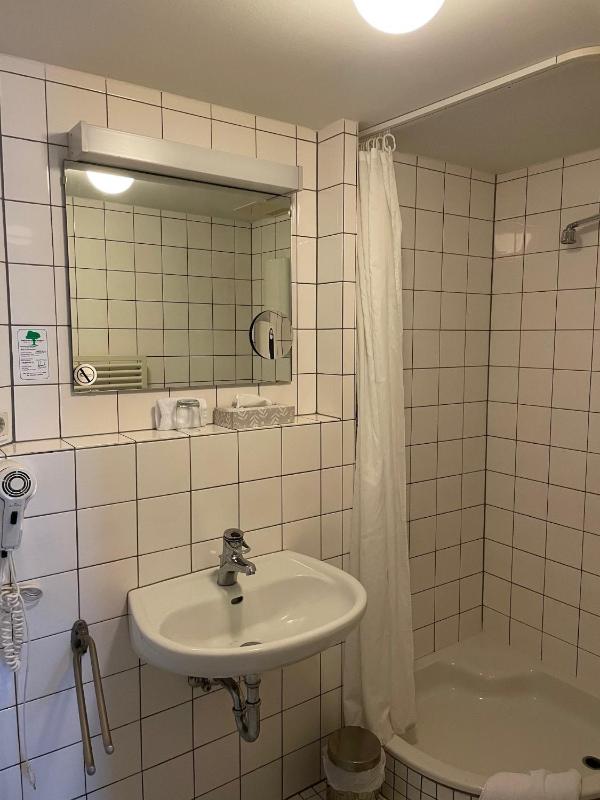 Standard Single Room image 4