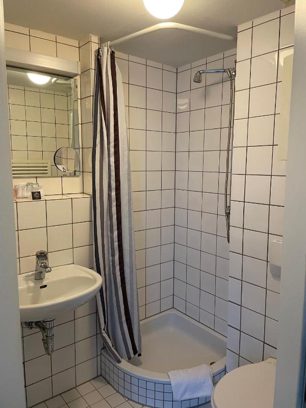 Standard Double Room image 3