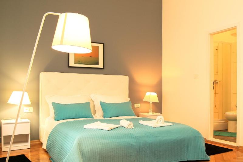 Deluxe Double Room (2 Adults + 1 Child) image 2