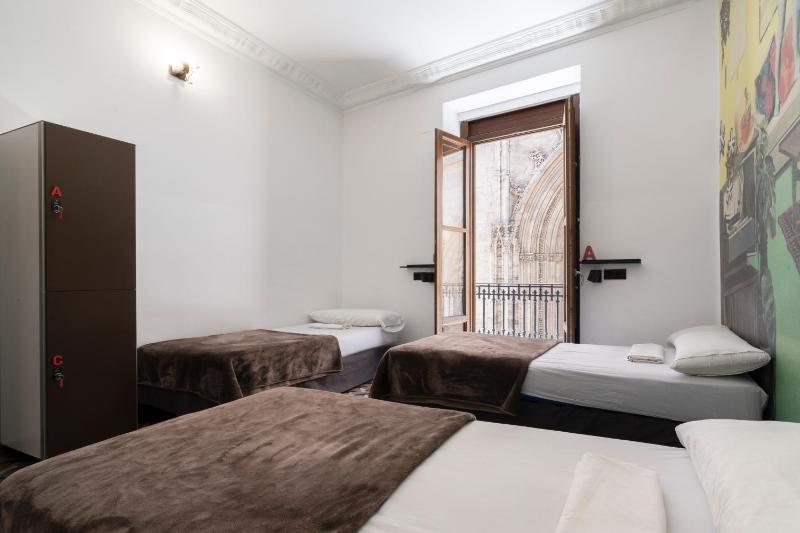 Single Bed in 3-Bed Mixed Dormitory Room image 2