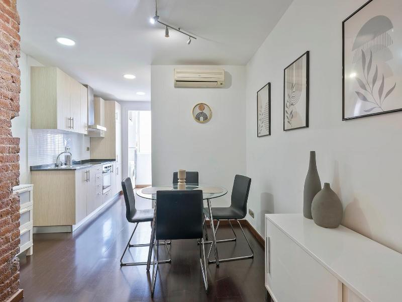 One-Bedroom Apartment (2 Adults) - Doctor Trueta 228 street image 3