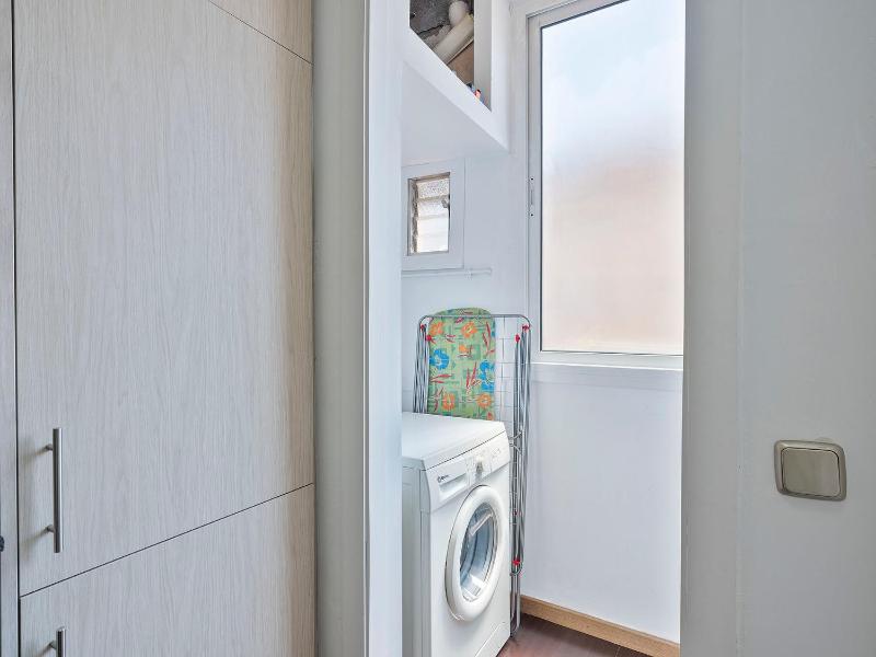 One-Bedroom Apartment (2 Adults) - Doctor Trueta 228 street image 2