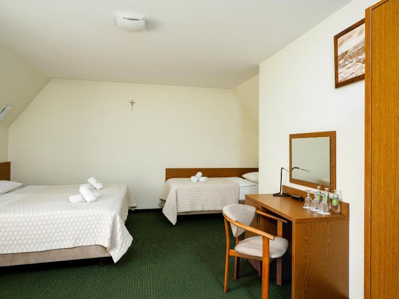 Triple Room with Balcony image 4