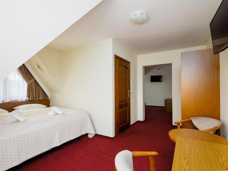 Quadruple Room with Balcony image 4