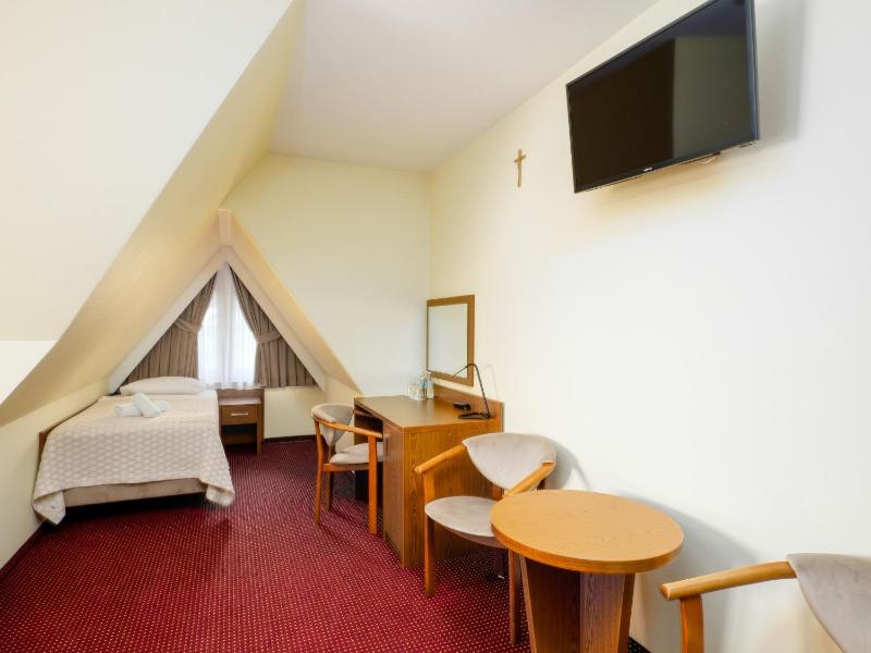 Family Room (5 Adults) image 4