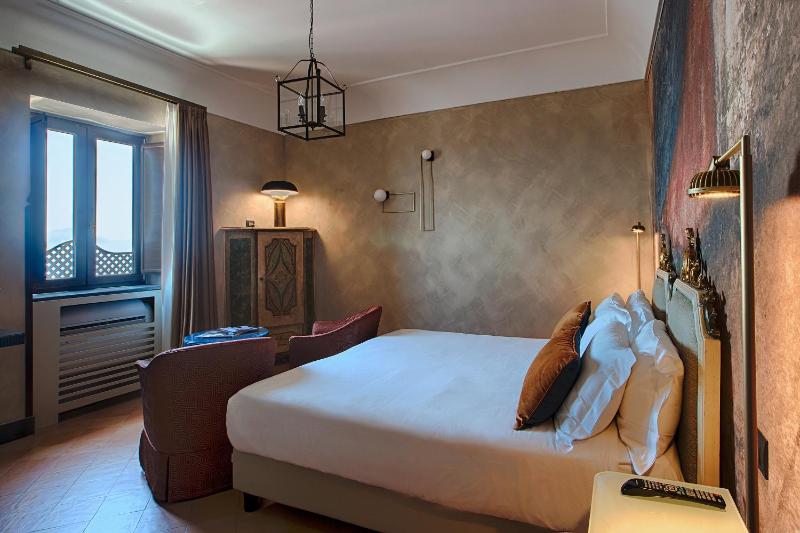 Superior Double or Twin Room with Sea View image 4