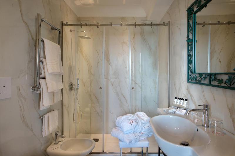 Superior Double or Twin Room with Sea View image 3