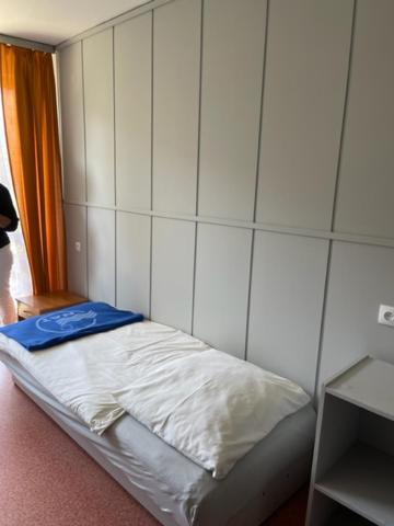 Economy Twin Room image 2