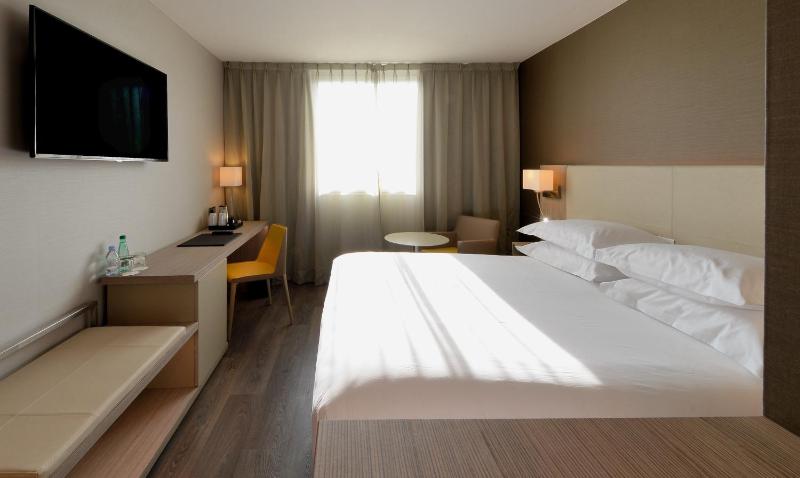 Classic Queen size, Guest room, Queen, City view, Low floor image 4