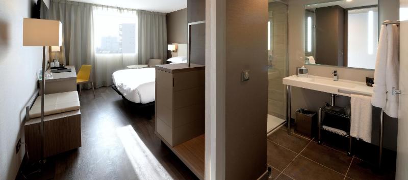 Classic Queen size, Guest room, Queen, City view, Low floor image 3