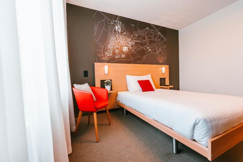 Basic Single Room with double bed image 3