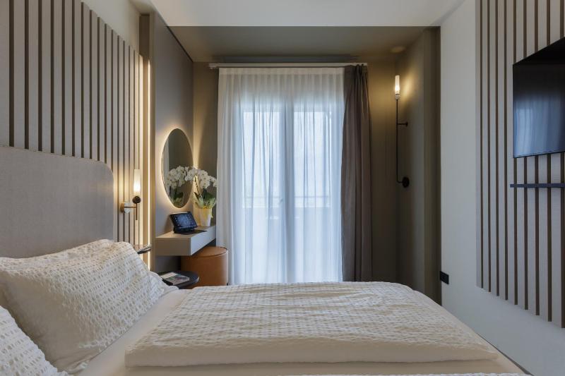 Superior Double Room with Balcony and Lake View image 4