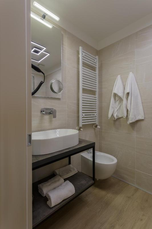 Superior Double Room with Balcony and Lake View image 2