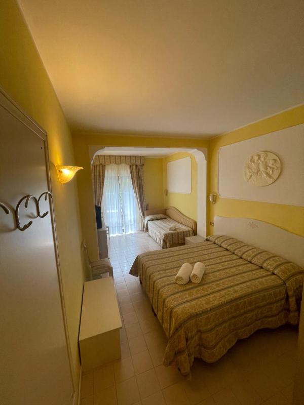 Economy Double Room image 4