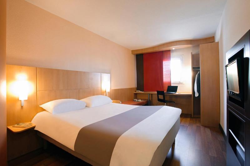 Standard Double Room image 4