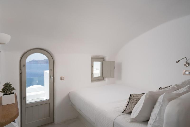  Honeymoon Villa with Outdoor Hot Tub and Caldera view image 4