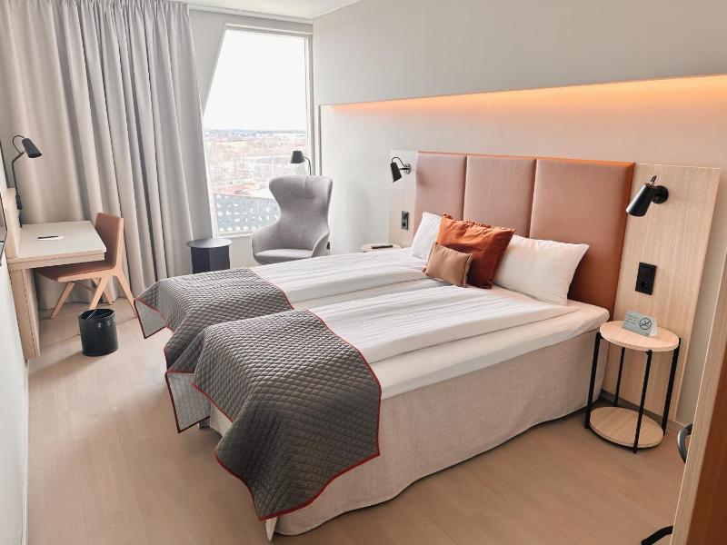 Standard Twin Room image 3