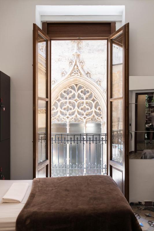 Single Bed in 4-Bed Mixed Dormitory Room image 4