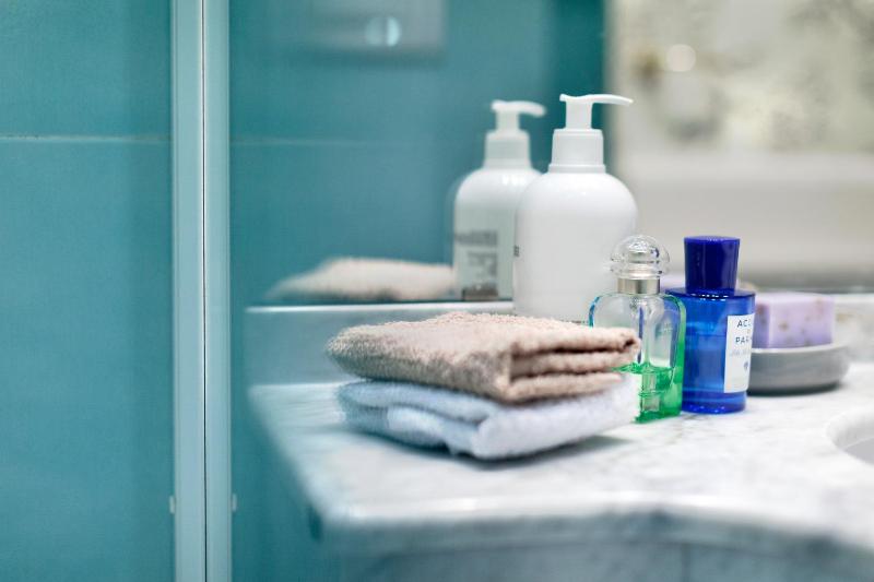 Single Room with Small Double Bed image 3