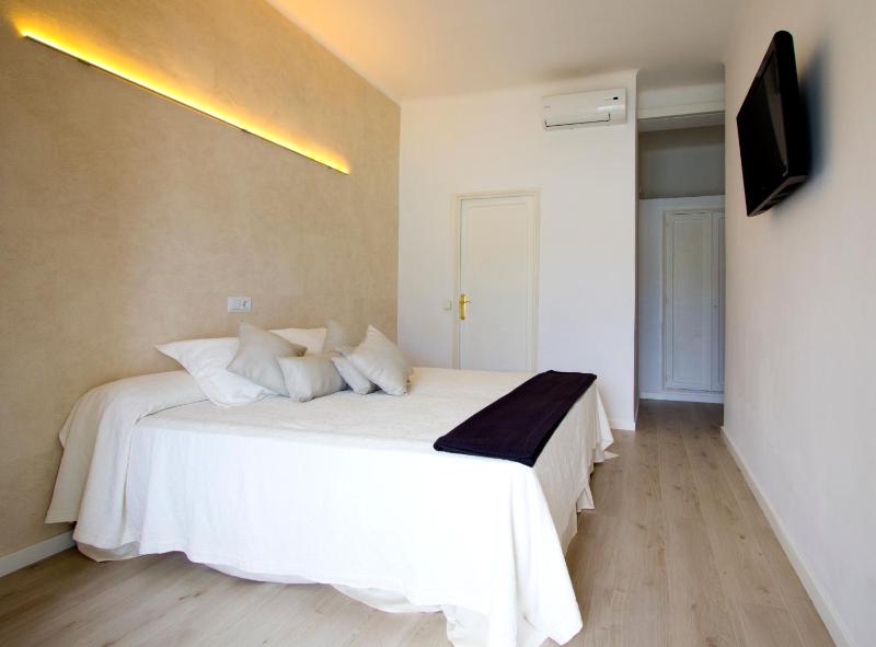 Single Room with Window image 4