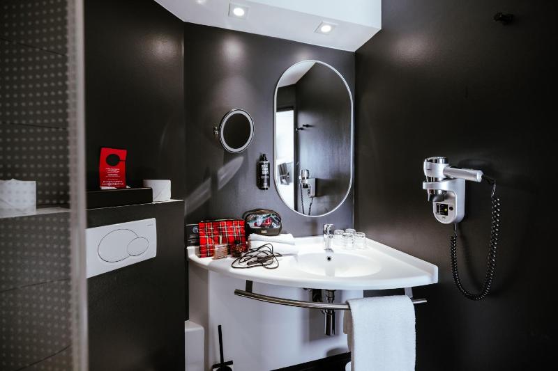 Standard Room with One Double Bed and Two Single Beds image 3