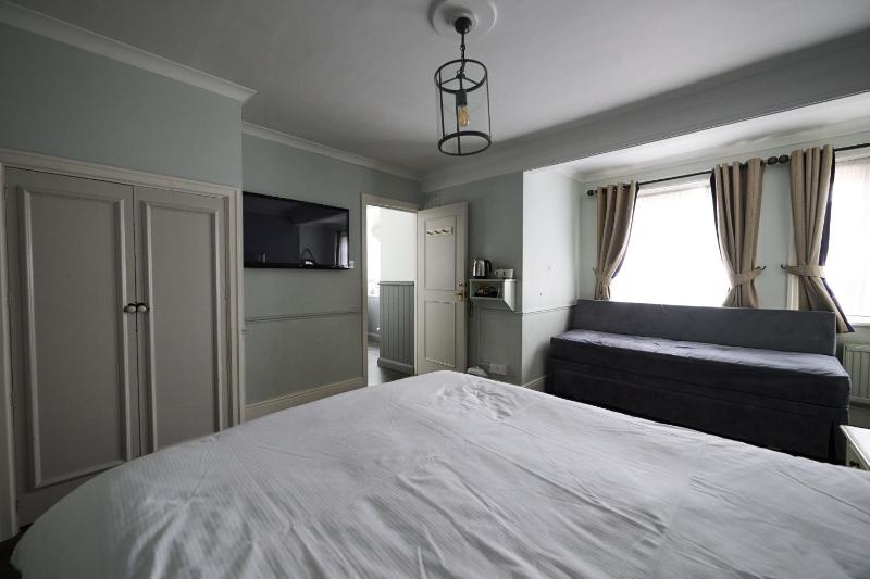 Family Room image 3