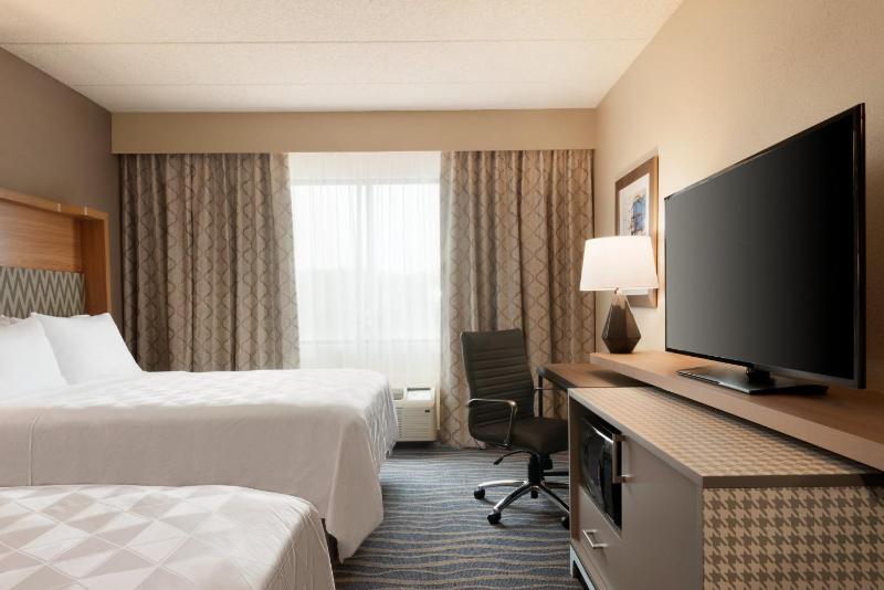 Queen Room with 2 Queen Beds with River View  image 2