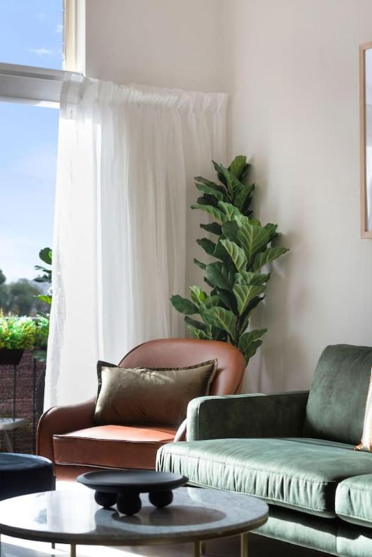 Stylish Urban Retreat on Eden - image 1