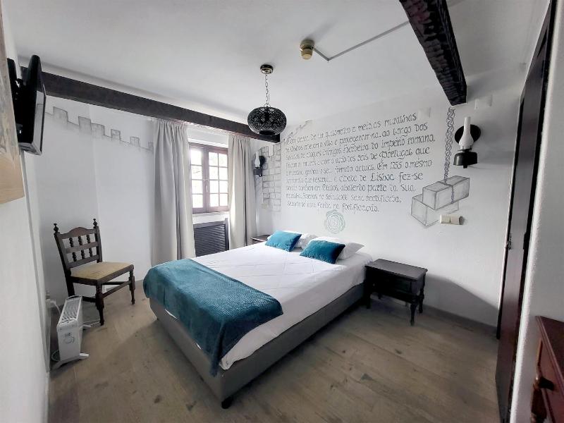 Double or Twin Room image 4