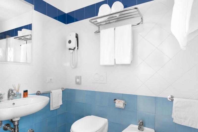 One-Bedroom Apartment with Sea View and Balcony - Split Level image 3