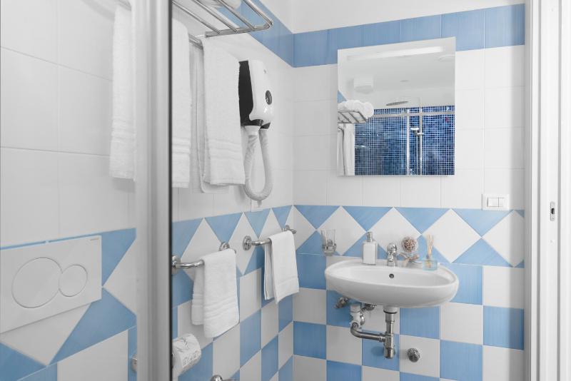 Double Room with Sea View and Balcony - Split Level image 4