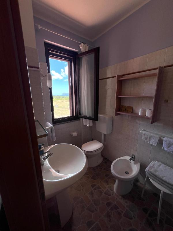 Double Room with Sea View image 4
