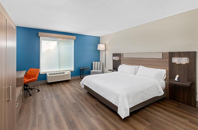 Standard King Room image 2