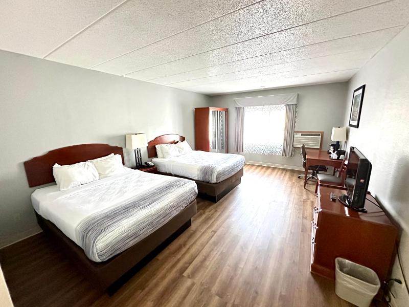 Queen Room with Two Queen Beds, Mobility Access and Bathtub with Grab Bars, Non-Smoking image 1