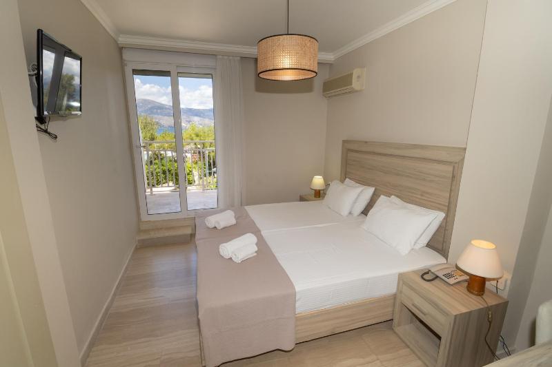 Deluxe Double Room with Side Sea View image 4