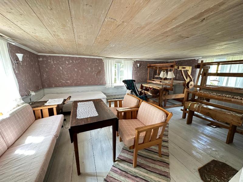 Single Room with Shared Bathroom image 1