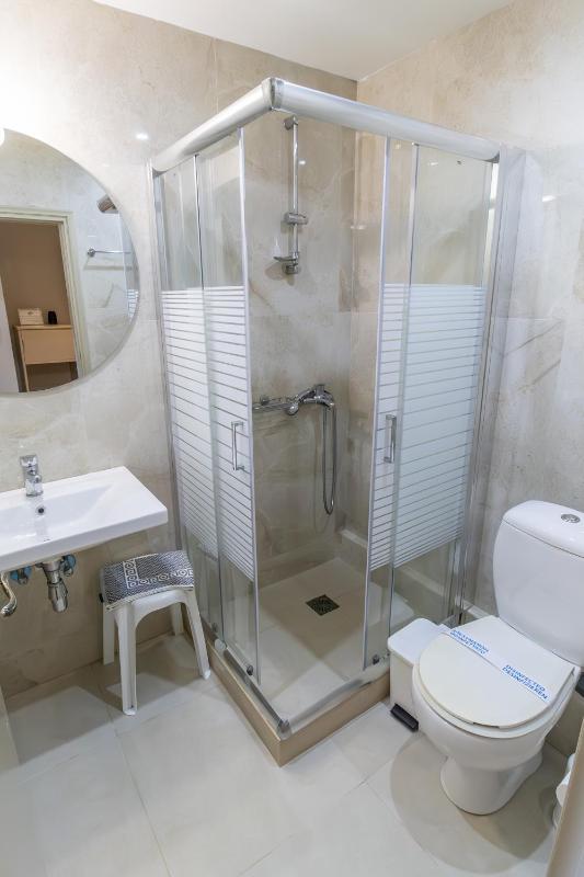 Deluxe Double Room with Side Sea View image 3