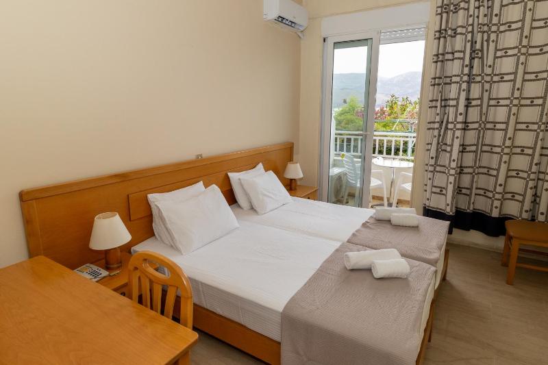 Double Room with Garden View image 4