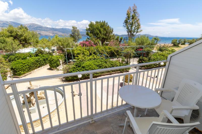 Deluxe Double Room with Side Sea View image 2