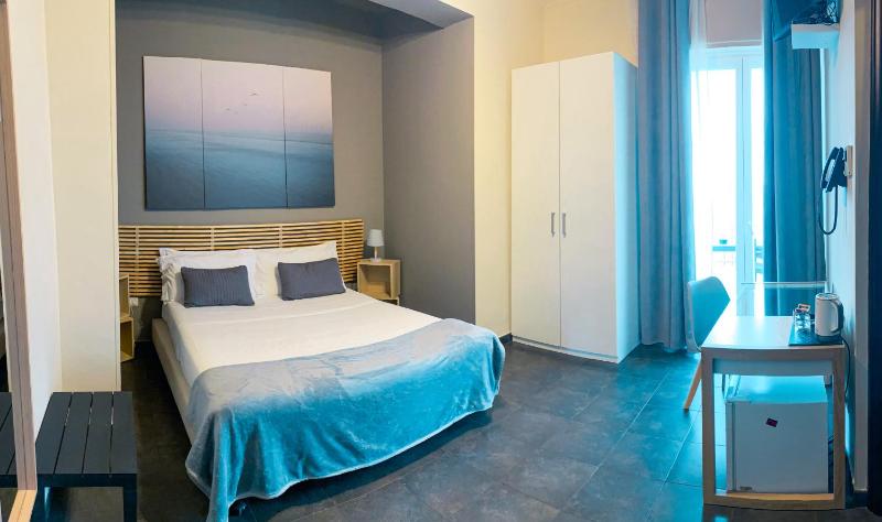 Double Room with Sea View image 4