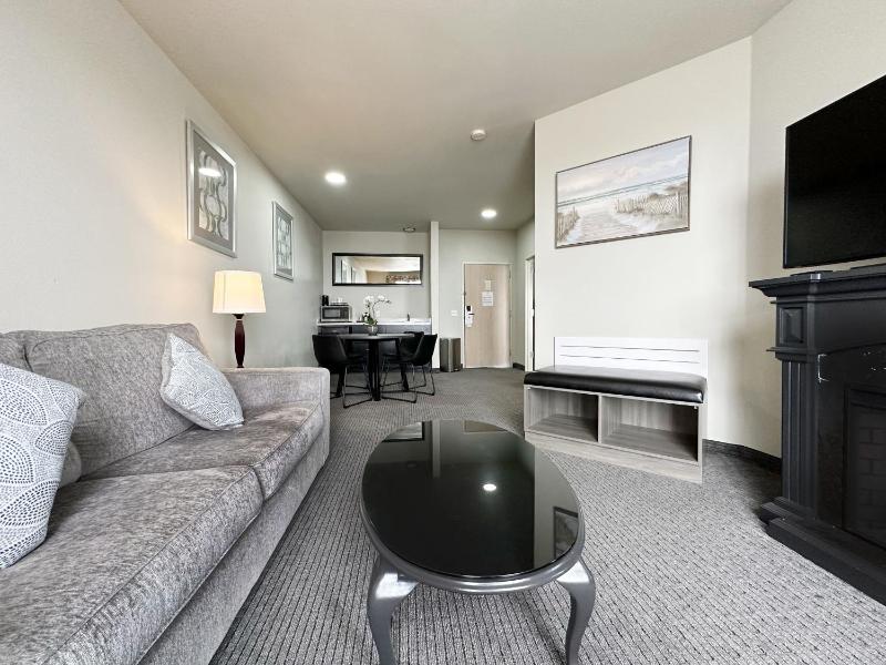 Deluxe Suite with Ocean View image 2