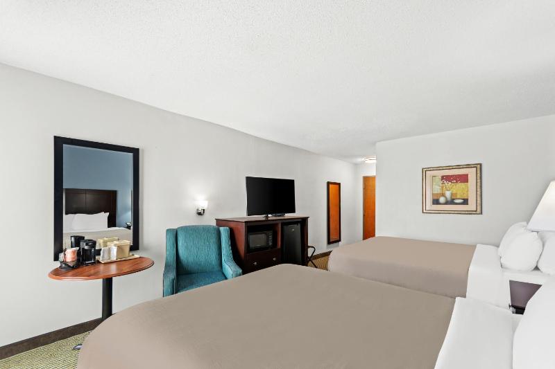 Queen Room with Two Queen Beds - Non-Smoking image 3