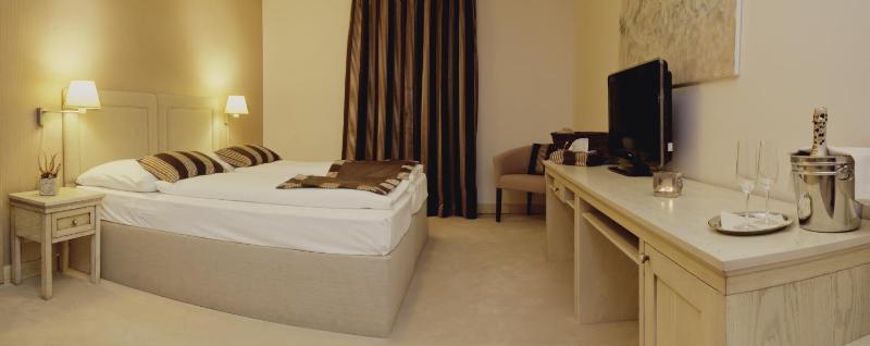Double Room image 3