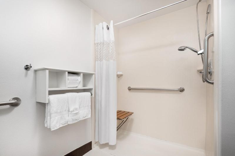 Queen Room with Mobility Access/Non-Smoking image 1