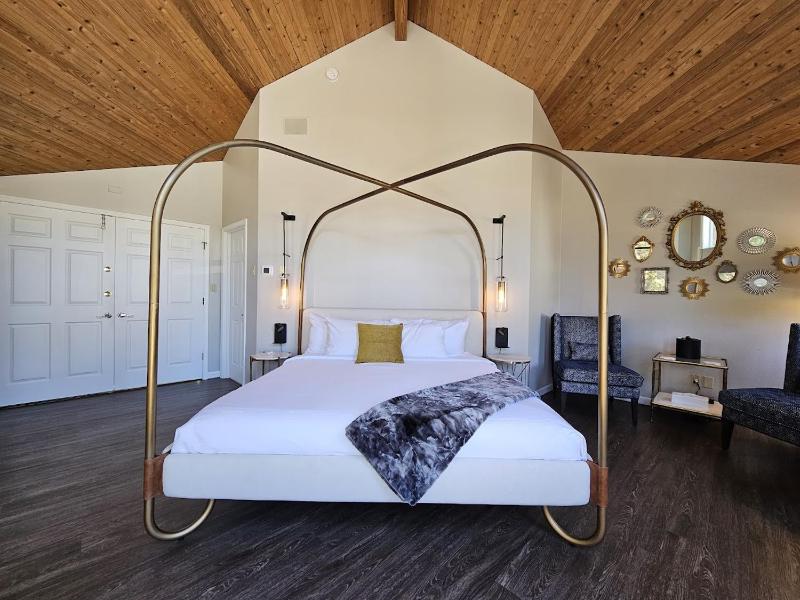King Room with Balcony image 3