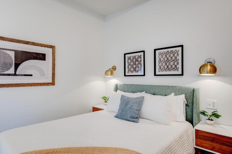 Deluxe Suite image 4