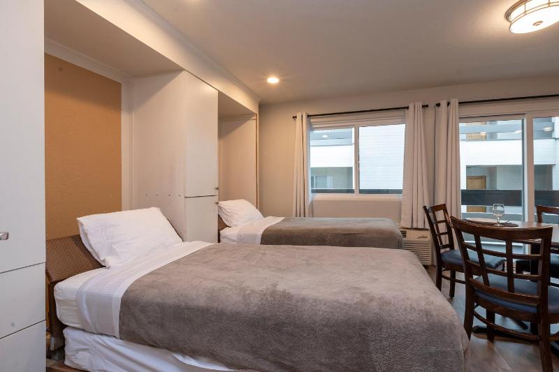 One-Bedroom Suite image 4