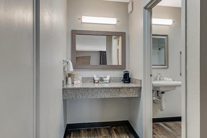 Deluxe King Room Non-Smoking image 4